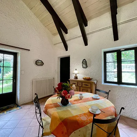 Maison Isolee, Au Coeur Des Volcans, Terrain Clos, Jeux, Confort, Cheminee, Proche Forets Et Villages. - Fr-1-582-285 Ferienhaus Queyrieres