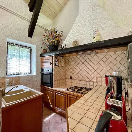 Holiday home Maison Isolee, Au Coeur Des Volcans, Terrain Clos, Jeux, Confort, Cheminee, Proche Forets Et Villages. - Fr-1-582-285 Queyrieres