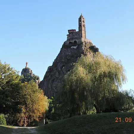 Maison Isolee, Au Coeur Des Volcans, Terrain Clos, Jeux, Confort, Cheminee, Proche Forets Et Villages. - Fr-1-582-285 Ferienhaus Queyrieres