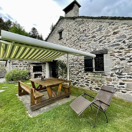 Maison Isolee, Au Coeur Des Volcans, Terrain Clos, Jeux, Confort, Cheminee, Proche Forets Et Villages. - Fr-1-582-285 Летний дом Queyrieres
